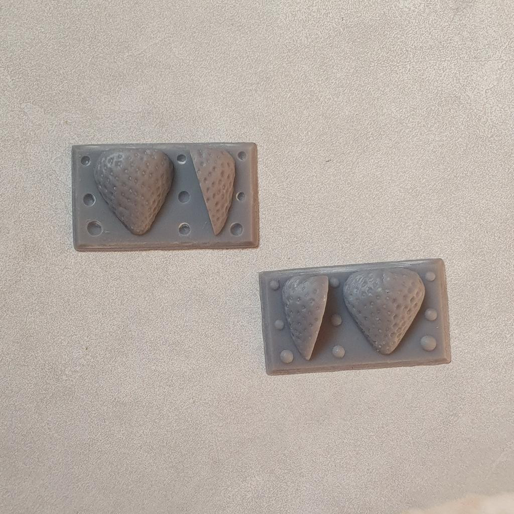 Модель для заливки силиконом "Клубника" с уже готовой основой и опалубками.