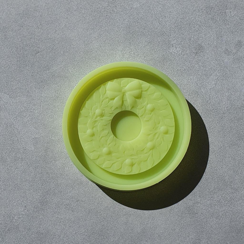 Модель для заливки силиконом 
Венок мини с уже готовой основой и разборными опалубками

Можем напеча