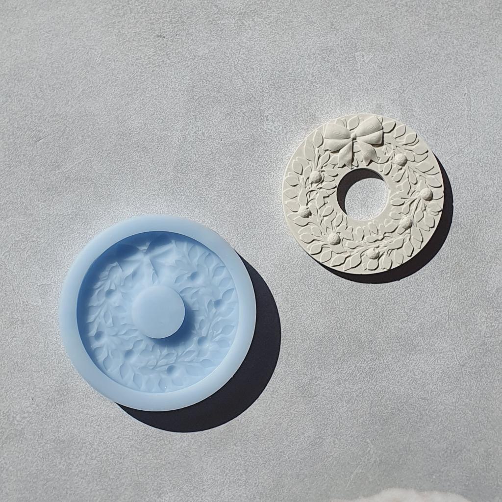 Модель для заливки силиконом 
Венок мини с уже готовой основой и разборными опалубками

Можем напеча