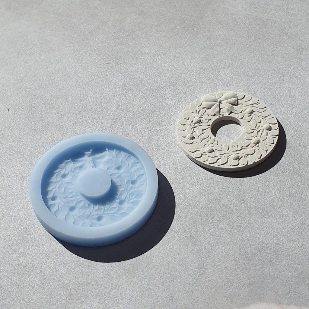 Модель для заливки силиконом 
Венок мини с уже готовой основой и разборными опалубками

Можем напеча