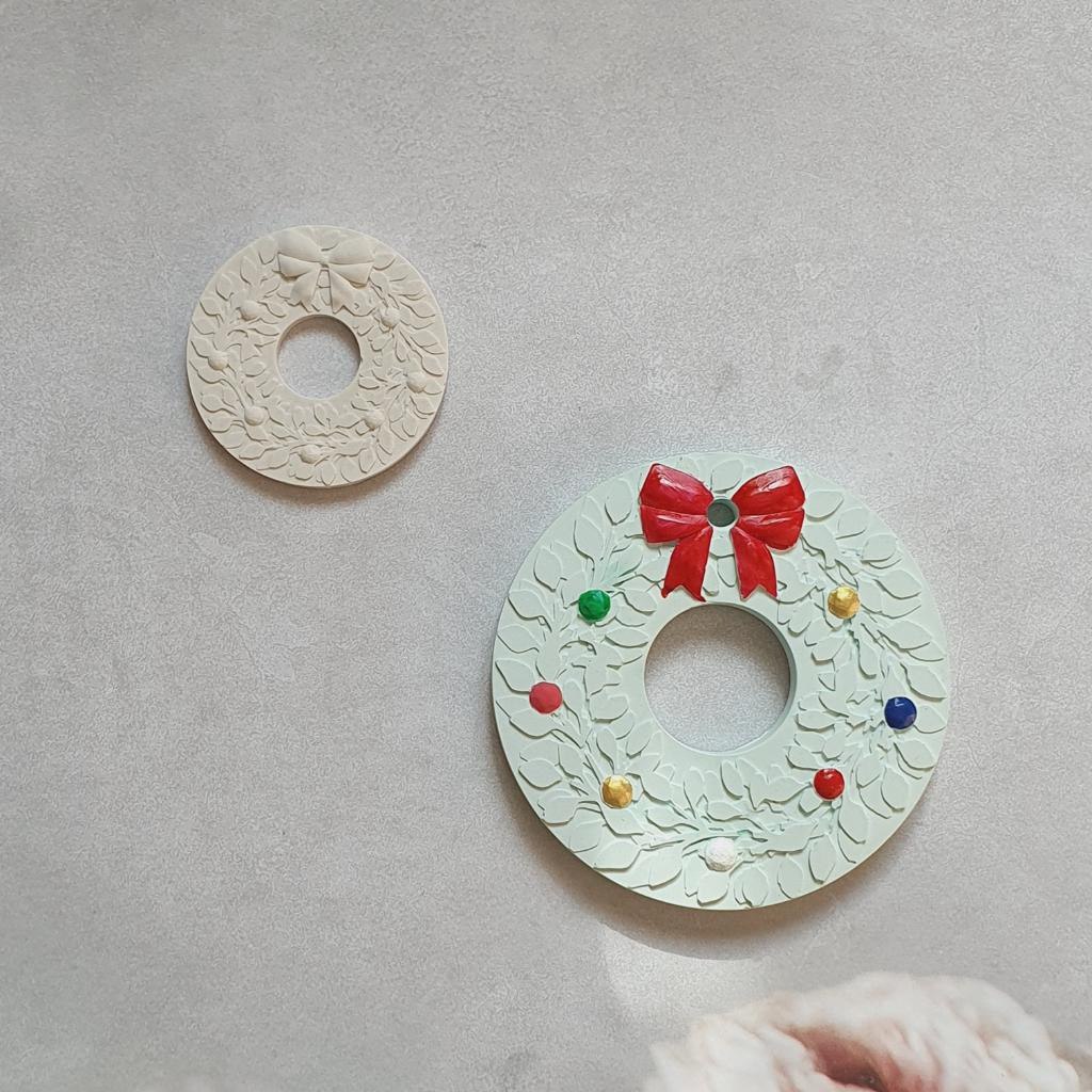 Модель для заливки силиконом 
Венок мини с уже готовой основой и разборными опалубками

Можем напеча