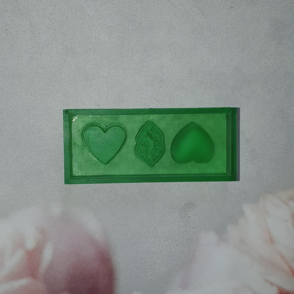 Модель для заливки силиконом Палетка мини: сердечки и губы с уже готовой основой и опалубками

🍀Раз